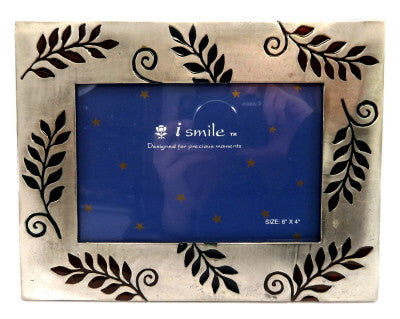 Picture frame with leaves scattered around the frame pf59